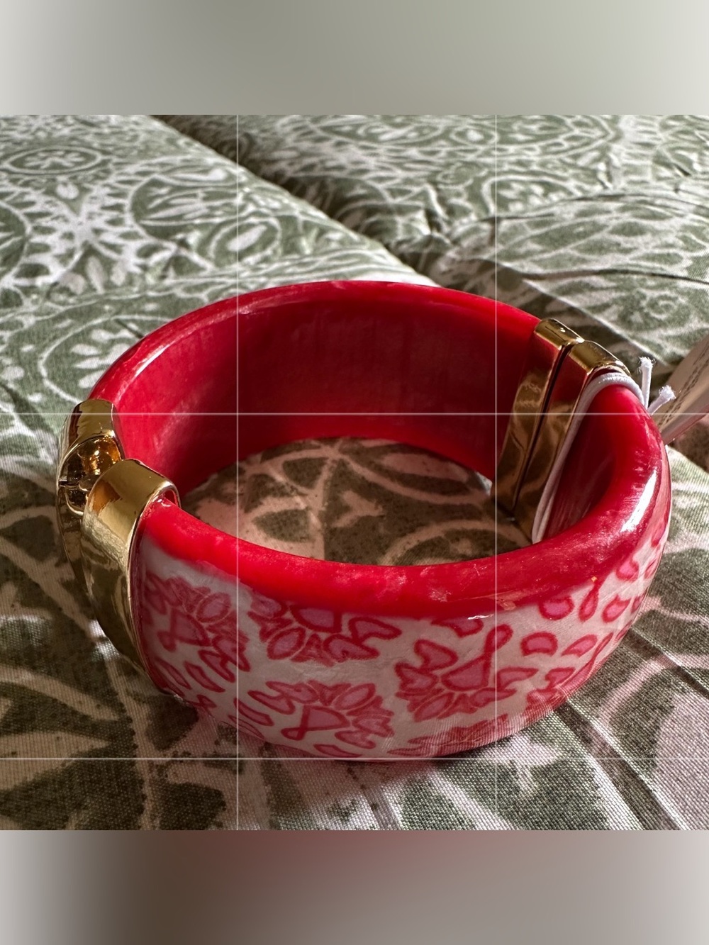 PIPER K CORAL-RED 
GOLD TONE CHUNKY BANGLE BRACELET - NWT - BRAND NEW